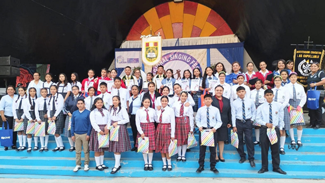Estudiantes de Piura destacan en el VI Festival Regional de Canto en Inglés
