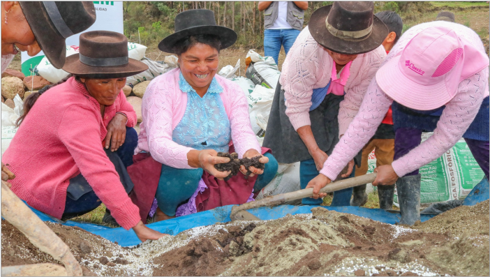 Inicio de siembra de maiz choclero y trigo antapampino en la comunidad de Quiturara
