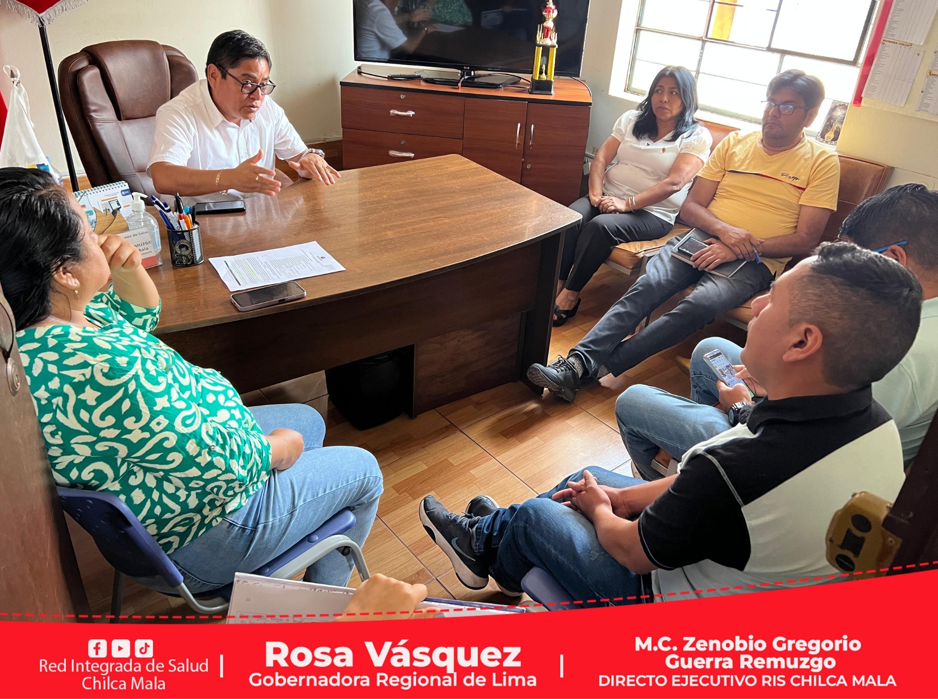 Director Ejecutivo de la RIS Chilca Mala lidera reunión de trabajo con su equipo de gestión.