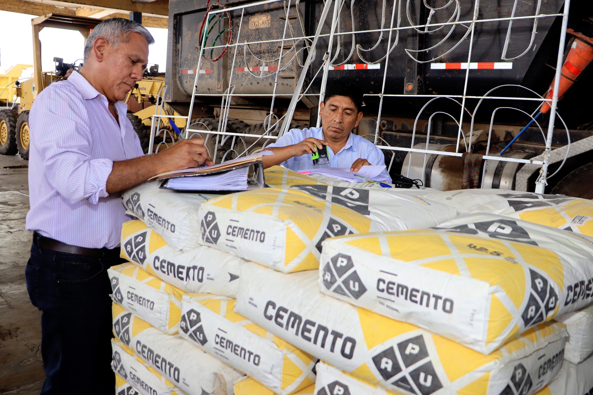 Alcalde Fernando CΓ‘rdenas entrega donaciΓ³n de cemento al distrito de San Miguel de Acos