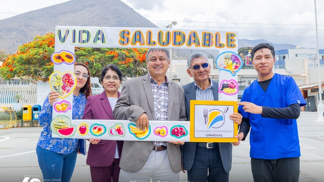 autoridades en la Feria de Vid Saludable 