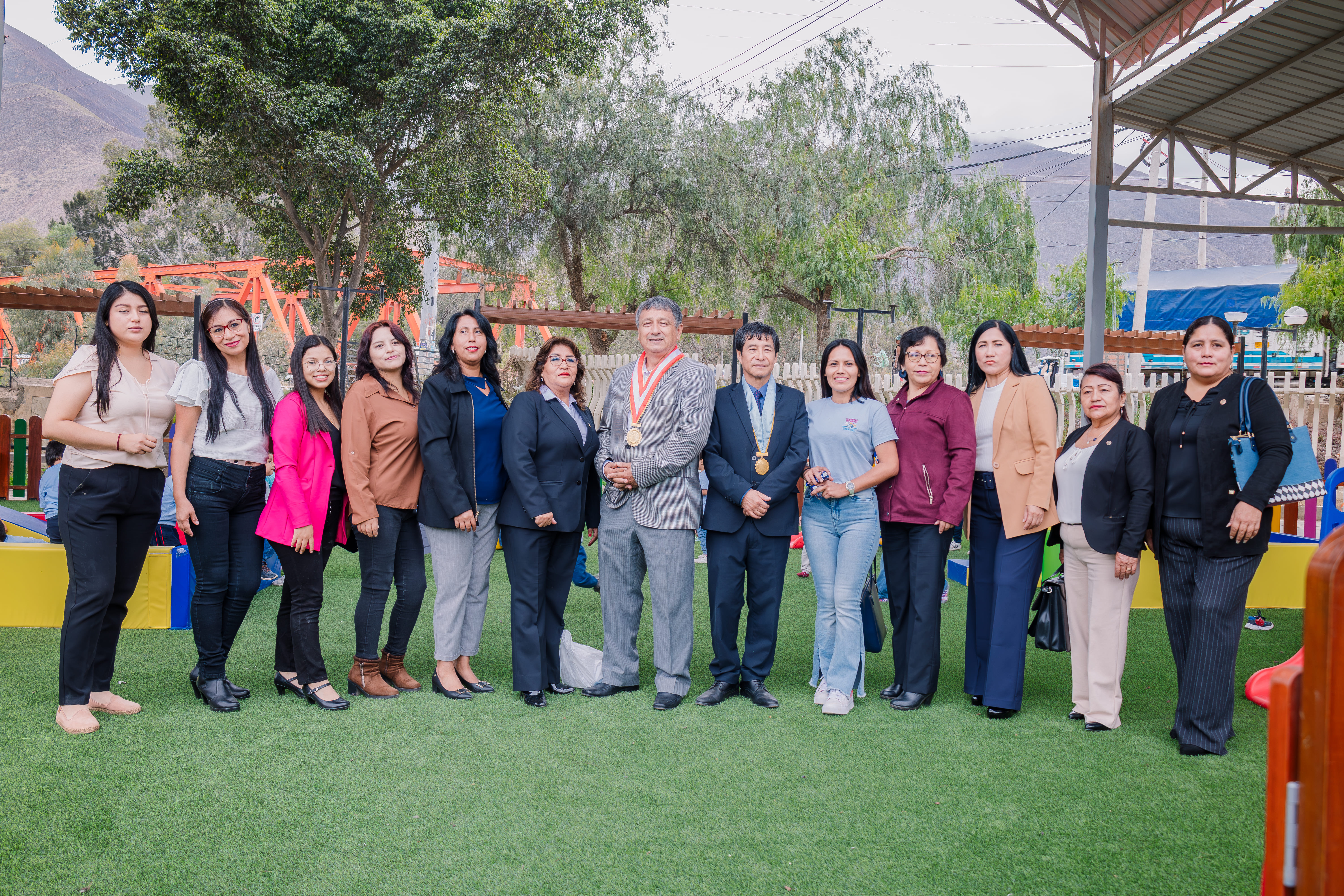 Docentes de la guardería junto al rector, Dr. Guillermo Bocangel Weydert