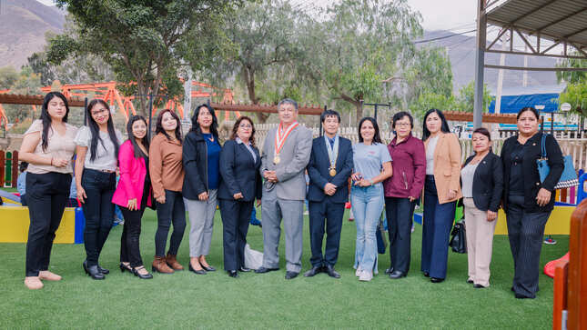 Docentes de la guardería junto al rector, Dr. Guillermo Bocangel Weydert