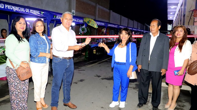 Alcalde Fernando Cárdenas inaugura Feria Navideña "Yo compro a mi Huaral"