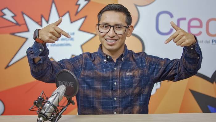 Beneficiario José Luis Perez en la cabina de Crece Podcast del Pronabec