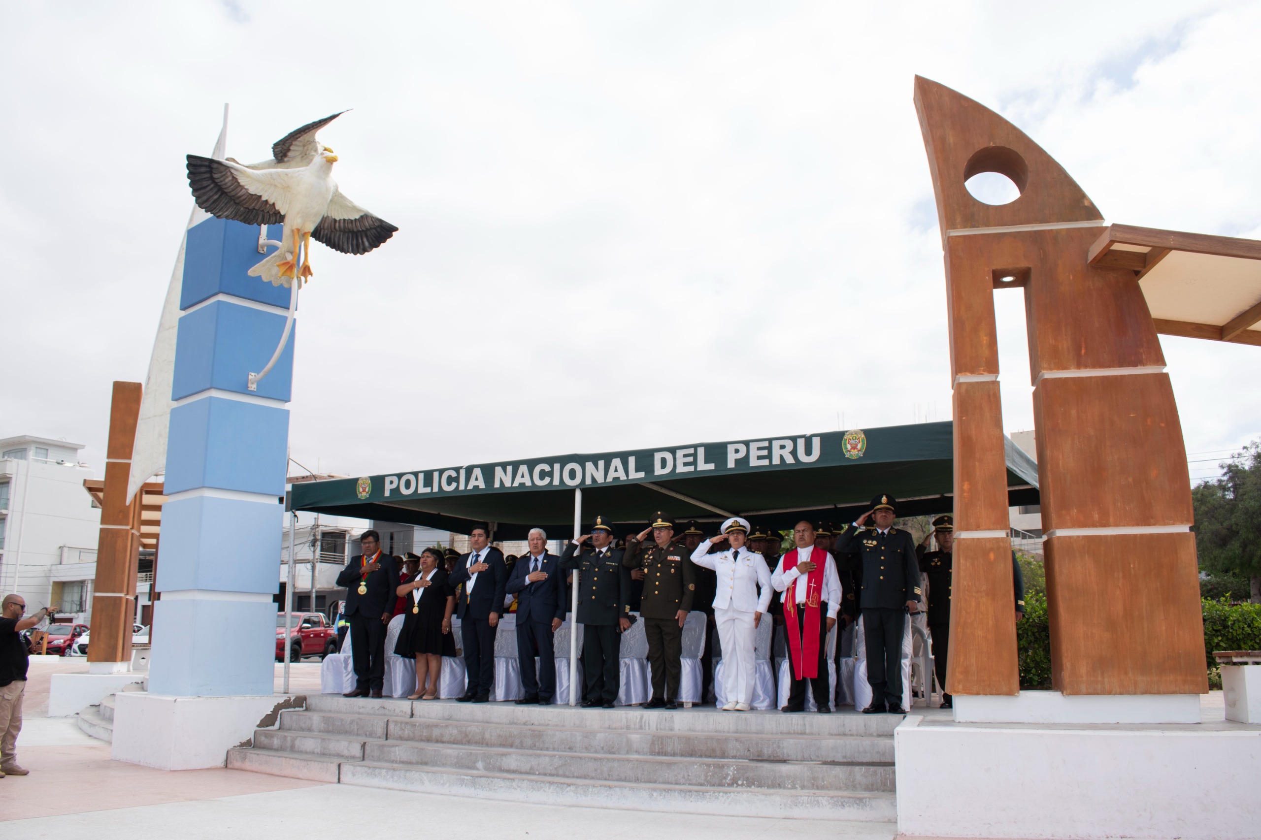 Alcalde de la MPI y representantes de las fuerzas armadas e instituciones públicas y privadas de la provincia, participaron en la ceremonia del 36° aniversario de creación de la PNP.