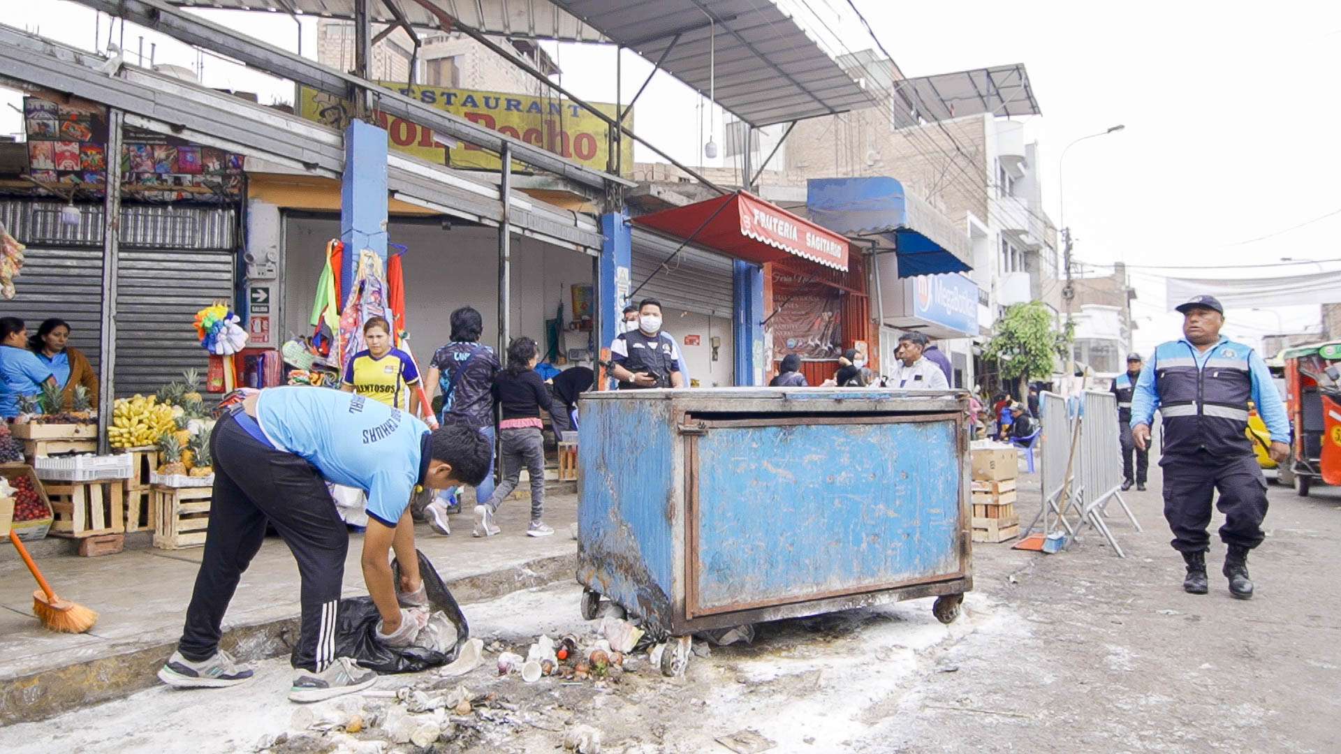 Inspección por contaminación en el mercado de Cahuas