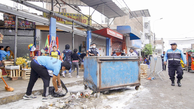 Inspección por contaminación en el mercado de Cahuas 