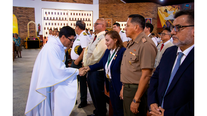 Alcaldesa participa en Misa e Izamiento por el dΓa de la PNP.