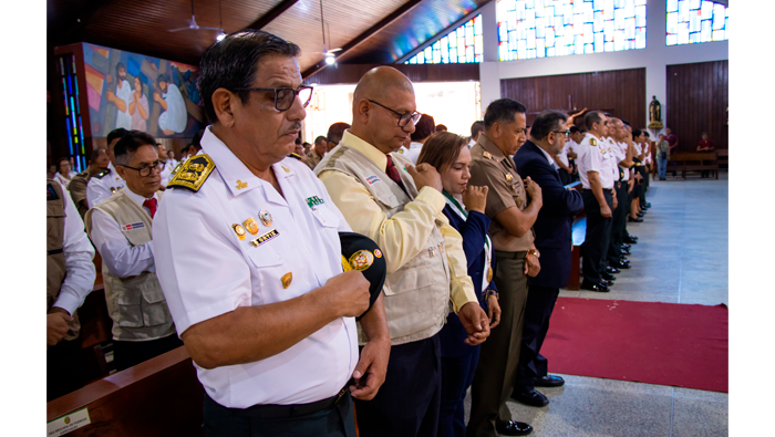 Alcaldesa participa en Misa e Izamiento por el dΓa de la PNP.