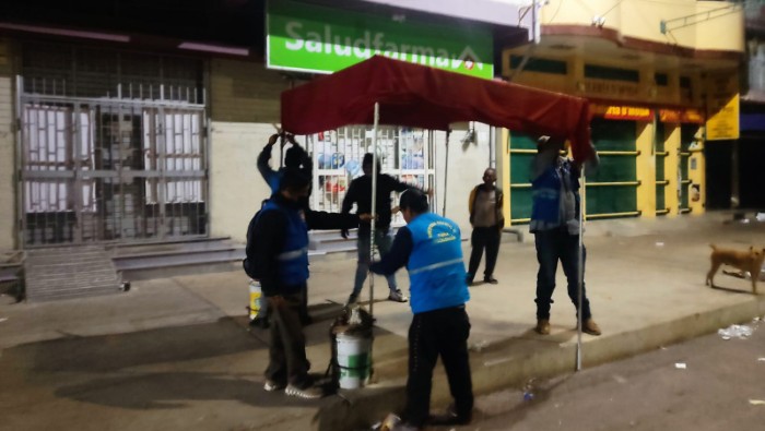 Retiran estructuras metálicas