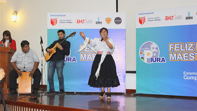 Maestros muestran talento en concurso de canto