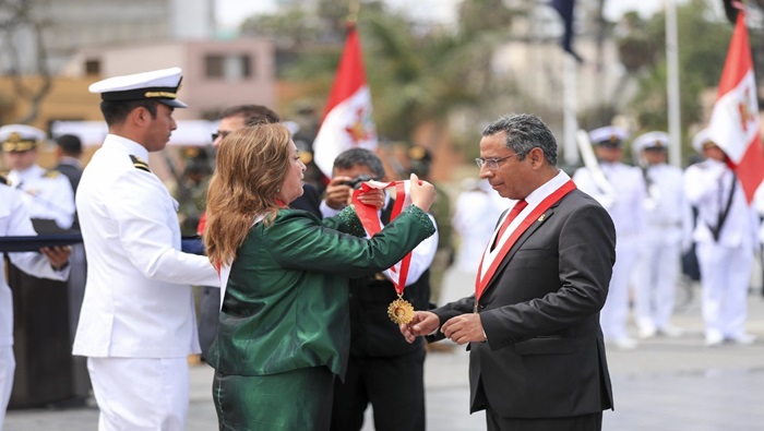 Magistrado del TC Francisco Morales fue condecorado con la “Medalla al Mérito Ciudadano”