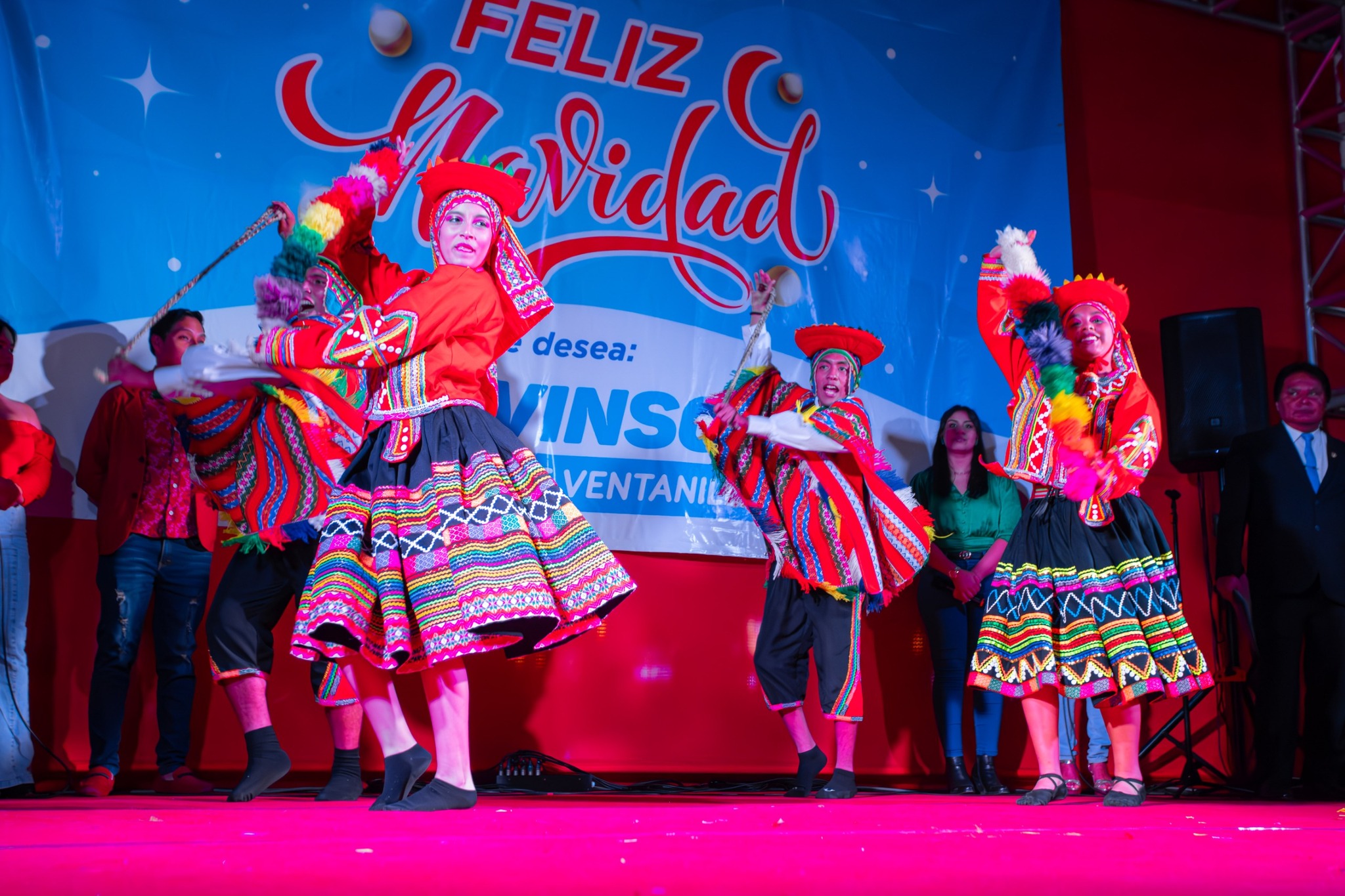 Ventanilla celebra la Navidad 🎅🤶❄️🎁⛄ con el encendido del árbol 🎄🌟 en la Plaza Cívica, un símbolo de unidad y esperanza 👨👩👧👦.