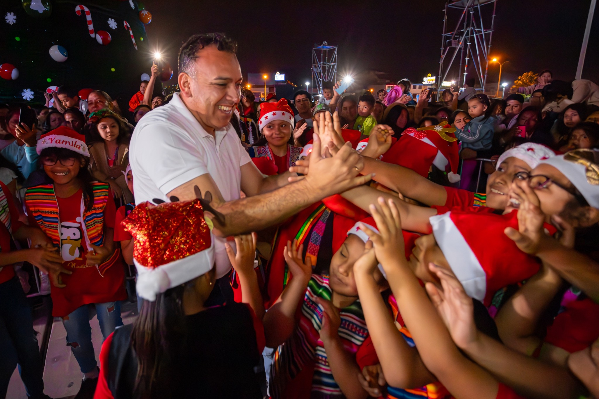 Ventanilla celebra la Navidad 🎅🤶❄️🎁⛄ con el encendido del árbol 🎄🌟 en la Plaza Cívica, un símbolo de unidad y esperanza 👨👩👧👦.