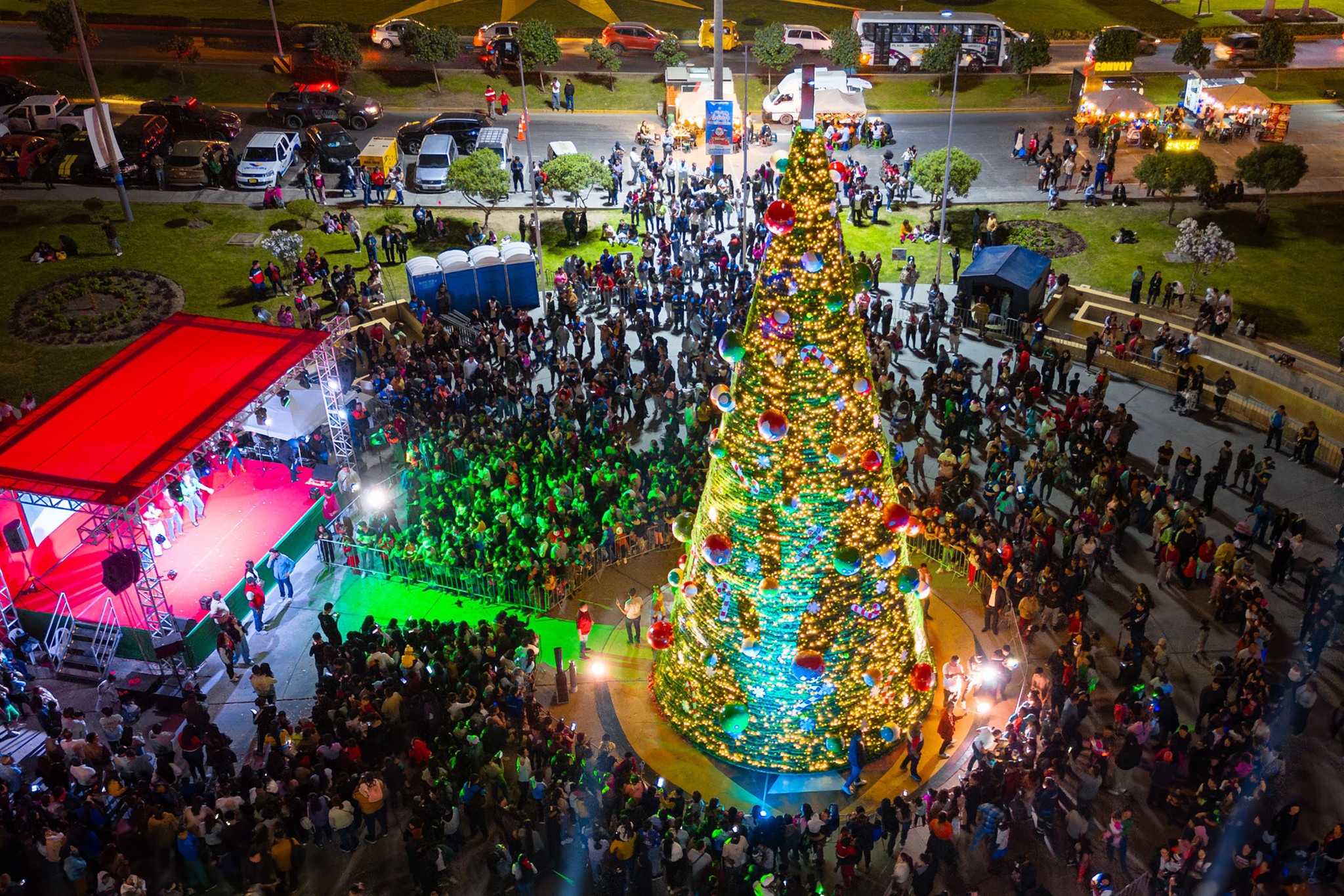 Ventanilla celebra la Navidad 🎅🤶❄️🎁⛄ con el encendido del árbol 🎄🌟 en la Plaza Cívica, un símbolo de unidad y esperanza 👨👩👧👦.Ventanilla celebra la Navidad 🎅🤶❄️🎁⛄ con el encendido del árbol 🎄🌟 en la Plaza Cívica, un símbolo de unidad y esperanza 👨👩👧👦.