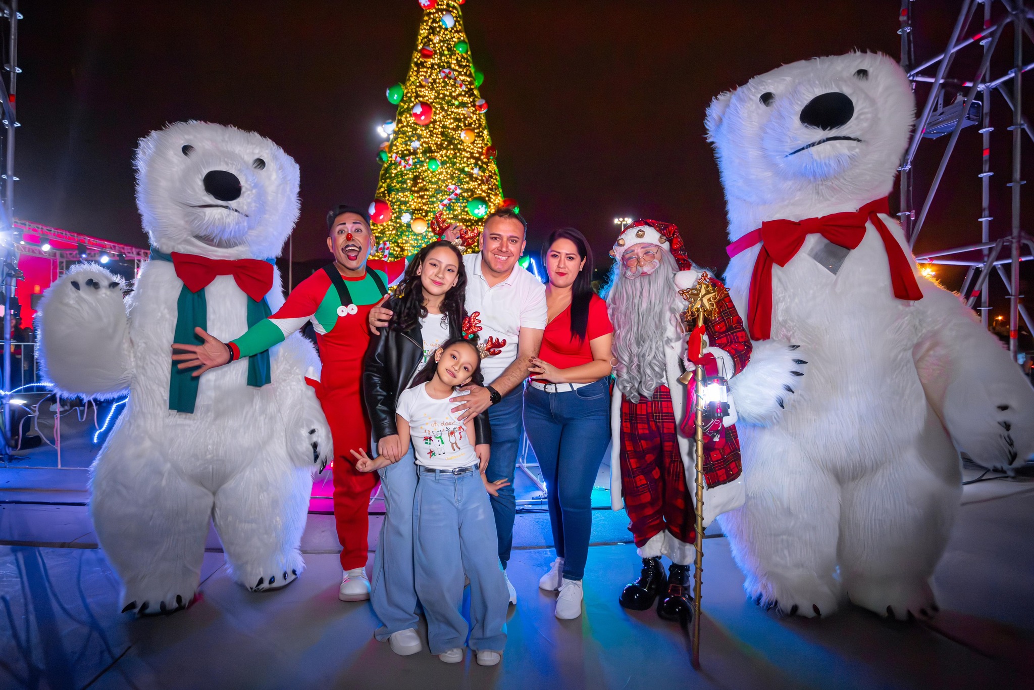 Ventanilla celebra la Navidad 🎅🤶❄️🎁⛄ con el encendido del árbol 🎄🌟 en la Plaza Cívica, un símbolo de unidad y esperanza 👨👩👧👦.