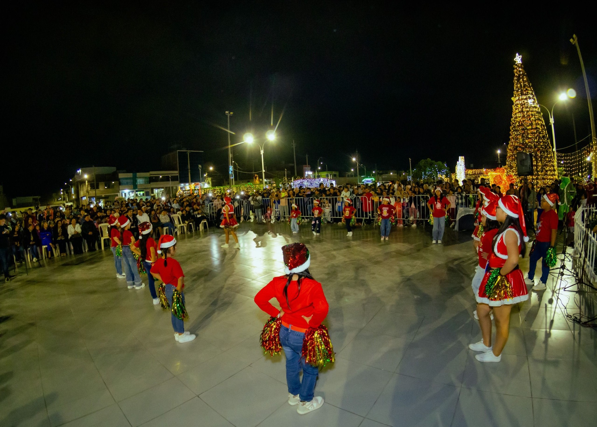 Municipalidad Provincial de Ilo realizó el encendido de luces de la emblemática Plaza de la Bandera y del árbol de Navidad.