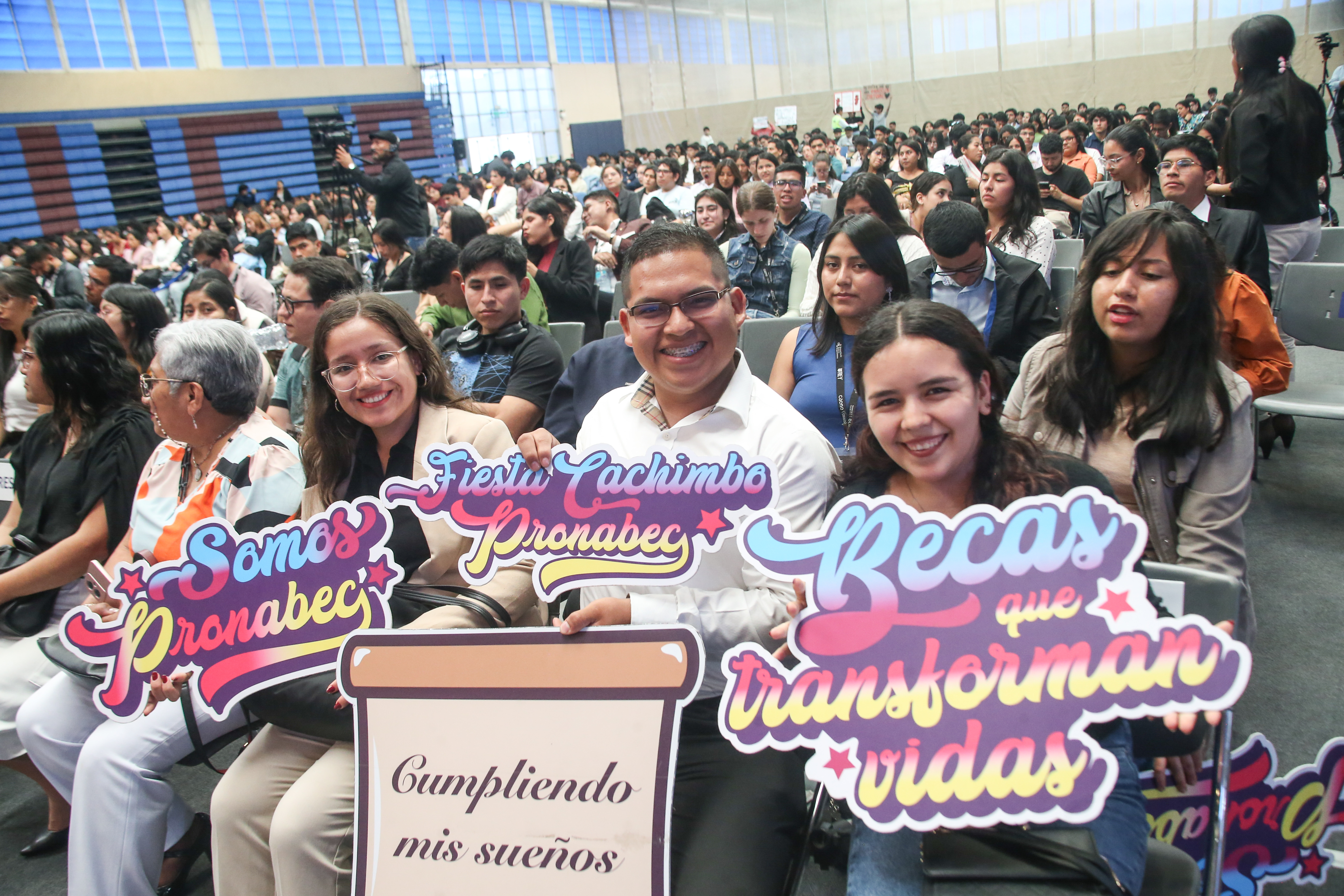 El ministro de Educación, Morgan Quero, afirmó que su sector actualizará la Política Nacional de Juventud para priorizar la formación técnico-productiva y fortalecer la educación universitaria y artística con becas integrales, orientación vocacional y empleo formal, además de entregar certificación de competencias y financiamiento de proyectos productivos.


En su intervención en el X Encuentro de Líderes Empresariales “Hacia una política educativa”, organizado por el Centro de Altos Estudios de Negocios y Economía, el titular del Ministerio de Educación expuso los alcances del Pacto Social por la Educación, que fue suscrito el pasado 22 de octubre en Palacio de Gobierno y traza el derrotero para darle a los jóvenes una educación de calidad.


Explicó que el Gobierno de la presidenta de la república, Dina Boluarte Zegarra, apuesta por la educación y formación continua de los jóvenes y, por eso, en 2024 se han realizado 7 programas y eventos juveniles que lograron la participación de más de 4000 jóvenes, y que tenían el objetivo de fomentar la formación de los nuevos líderes que el país necesita.


En ese sentido, el ministro detalló que el Ejecutivo está empeñado en avanzar hacia el cierre de la brecha de infraestructura educativa con un shock de inversiones de más de 7000 millones de soles mediante diversas modalidades: asociaciones público-privadas, obras por impuestos e inversión pública directa.


Simultáneamente, el Gobierno ha incrementado de 5000 a 20 000 el número de Becas 18 a los jóvenes sobresalientes de escasos recursos que desean seguir estudios superiores. Enfatizó que, en 2026, se otorgará un total de 50 000 Becas 18 y ese será uno de los principales legados del Gobierno de la presidenta Dina Boluarte.


El ministro Morgan Quero, finalmente, dijo que su sector impulsa diversas normas y modalidades para facilitar la titulación de los estudiantes de institutos de educación superior tecnológica y de universidades para que se incorporen de manera formal al mercado laboral y en condiciones favorables.