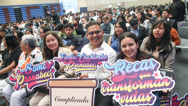 El ministro de Educación, Morgan Quero, afirmó que su sector actualizará la Política Nacional de Juventud para priorizar la formación técnico-productiva y fortalecer la educación universitaria y artística con becas integrales, orientación vocacional y empleo formal, además de entregar certificación de competencias y financiamiento de proyectos productivos.


En su intervención en el X Encuentro de Líderes Empresariales “Hacia una política educativa”, organizado por el Centro de Altos Estudios de Negocios y Economía, el titular del Ministerio de Educación expuso los alcances del Pacto Social por la Educación, que fue suscrito el pasado 22 de octubre en Palacio de Gobierno y traza el derrotero para darle a los jóvenes una educación de calidad.


Explicó que el Gobierno de la presidenta de la república, Dina Boluarte Zegarra, apuesta por la educación y formación continua de los jóvenes y, por eso, en 2024 se han realizado 7 programas y eventos juveniles que lograron la participación de más de 4000 jóvenes, y que tenían el objetivo de fomentar la formación de los nuevos líderes que el país necesita.


En ese sentido, el ministro detalló que el Ejecutivo está empeñado en avanzar hacia el cierre de la brecha de infraestructura educativa con un shock de inversiones de más de 7000 millones de soles mediante diversas modalidades: asociaciones público-privadas, obras por impuestos e inversión pública directa.


Simultáneamente, el Gobierno ha incrementado de 5000 a 20 000 el número de Becas 18 a los jóvenes sobresalientes de escasos recursos que desean seguir estudios superiores. Enfatizó que, en 2026, se otorgará un total de 50 000 Becas 18 y ese será uno de los principales legados del Gobierno de la presidenta Dina Boluarte.


El ministro Morgan Quero, finalmente, dijo que su sector impulsa diversas normas y modalidades para facilitar la titulación de los estudiantes de institutos de educación superior tecnológica y de universidades para que se incorporen de manera formal al mercado laboral y en condiciones favorables.