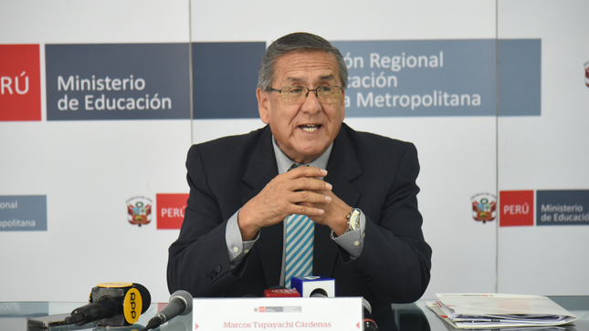 Las vacantes en los colegios pueden ser gestionadas de manera virtual o presencial

El director de la Dirección Regional de Educación de Lima Metropolitana (DRELM), Marcos Tupayachi, afirmó que no es necesario que los padres de familia hagan colas para la matrícula escolar 2025, pues las vacantes en los colegios pueden ser gestionadas de manera virtual o presencial.

“La matrícula escolar se inicia el 16 de diciembre. No hay necesidad de hacer colas, porque la matrícula sigue un cronograma oficial que garantiza transparencia y orden en el proceso”, señaló.

El funcionario informó que, en respuesta a las irregularidades reportadas en la Institución Educativa Edelmira del Pando, donde se distribuían tickets para las vacantes, se dispuso la suspensión inmediata de esta práctica y el inicio de una exhaustiva investigación para determinar responsabilidades.

“Esto no está permitido ni en la normativa ni en los lineamientos del Ministerio de Educación”, precisó.

De acuerdo con el cronograma oficial, los directores de colegios de Lima Metropolitana deben reportar las vacantes disponibles hasta el 11 de diciembre. La etapa de presentación de solicitudes se realizará entre el 16 de diciembre de 2024 y el 3 de enero de 2025, ya sea de manera virtual, a través de la página matriculalima.drelm.gob.pe, o de forma presencial en los colegios.
Tupayachi enfatizó que en los colegios con alta demanda se dará prioridad a estudiantes con necesidades educativas especiales y a quienes tengan hermanos matriculados en el mismo centro de estudios.

Además, recordó que el proceso de matrícula es completamente gratuito y que ningún padre de familia debe sentirse obligado a realizar pagos por conceptos como donaciones, cuotas de Apafa u otros aportes.

Para consultas, la DRELM ha puesto a disposición de los padres de familia el correo electrónico orientacion@drelm.gob.pe, el teléfono (01) 500 6177 y el WhatsApp 944 841 691.
