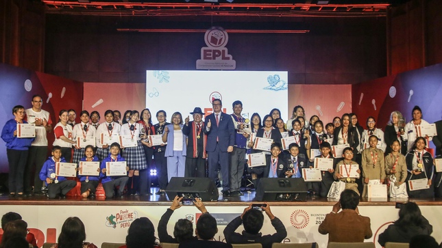 Certamen contó con la participación de 781 030 estudiantes de colegios públicos y privados

El ministro de Educación, Morgan Quero, afirmó que una de las prioridades del Gobierno de la presidenta Dina Boluarte es hacer del Perú un país de lectores, y con ese fin se ha promulgado una ley en la que por primera vez se posiciona al libro como un bien de primera necesidad y se brindan beneficios tributarios a todo el ecosistema del libro y la lectura.


“El Perú necesita ciudadanos que lean, comprendan y transformen su realidad, y hoy estamos sembrando esa semilla en cada uno de ellos”, señaló en la ceremonia de premiación de los ganadores de la segunda edición del Concurso Nacional de Comprensión Lectora El Perú Lee, que organizó el Ministerio de Educación.


El ministro indicó que el concurso, iniciado en el 2023 con el propósito de promover la lectura en nuestros estudiantes para que desarrollen un mayor juicio crítico y el conocimiento de sus derechos y deberes, contó con la participación de 150 000 escolares en su primera edición, cifra que este año se elevó a 781 030.


Explicó que, en el certamen, los estudiantes estuvieron agrupados en seis categorías que abarcan desde el nivel inicial hasta el último grado de secundaria, y que este año se amplió el alcance del concurso para que los escolares puedan participar en sus lenguas originarias.


Anotó que esta decisión honra la diversidad cultural de nuestro país y reafirma nuestro compromiso con la inclusión, al permitir a nuestros estudiantes expresarse en la lengua que los conecta con sus raíces y tradiciones.


“Leemos los textos de Arguedas y los poemas de Vallejo con la capacidad de reinventar lo que nos sucede desde la perspectiva de aquellos escritores. Y ese amor por la lectura es el amor por la palabra, por nuestra comunidad, por nuestra historia, por nuestra tierra y por nuestra patria. El Perú sí lee”, afirmó.


Ganadores

En la ceremonia, fueron premiados los estudiantes ganadores de las categorías A (IE Pedro Ruiz Gallo de Ayacucho) B (IE Santo Domingo de Guzmán de La Libertad), C (IE Sagrado Corazón de María de Junín), D (IE 56001 de Cusco), E (IE María Inmaculada de Loreto) y F (IE Juan Alvarado de La Libertad).


Los estudiantes compitieron en seis categorías: A (inicial), B (1.° y 2.° de primaria), C (3.° y 4.° de primaria), D (5.° y 6.° de primaria), E (1.° y 2.° de secundaria) y F (3.°, 4.° y 5° de secundaria).


El concurso, que convocó a estudiantes de colegios públicos y privados, se desarrolló en cinco etapas a lo largo del año, y los estudiantes pasaron desde una fase preparatoria en sus instituciones educativas hasta la gran final a nivel nacional.


La etapa nacional se realizó en Lima los días 2 y 3 de diciembre en dos momentos: el primer día fueron evaluados productos virtuales (video y pódcast) de todas las categorías, mientras que el segundo día estuvo dedicado al concurso presencial para las categorías D, E y F.


Los ganadores del primer puesto de cada categoría fueron premiados con libros y mobiliario, en tanto que los 64 participantes de la etapa nacional recibieron kits escolares y libros. Los premios fueron donados por los aliados Natura, fundación Azzorti y Casa de la Literatura Peruana.
