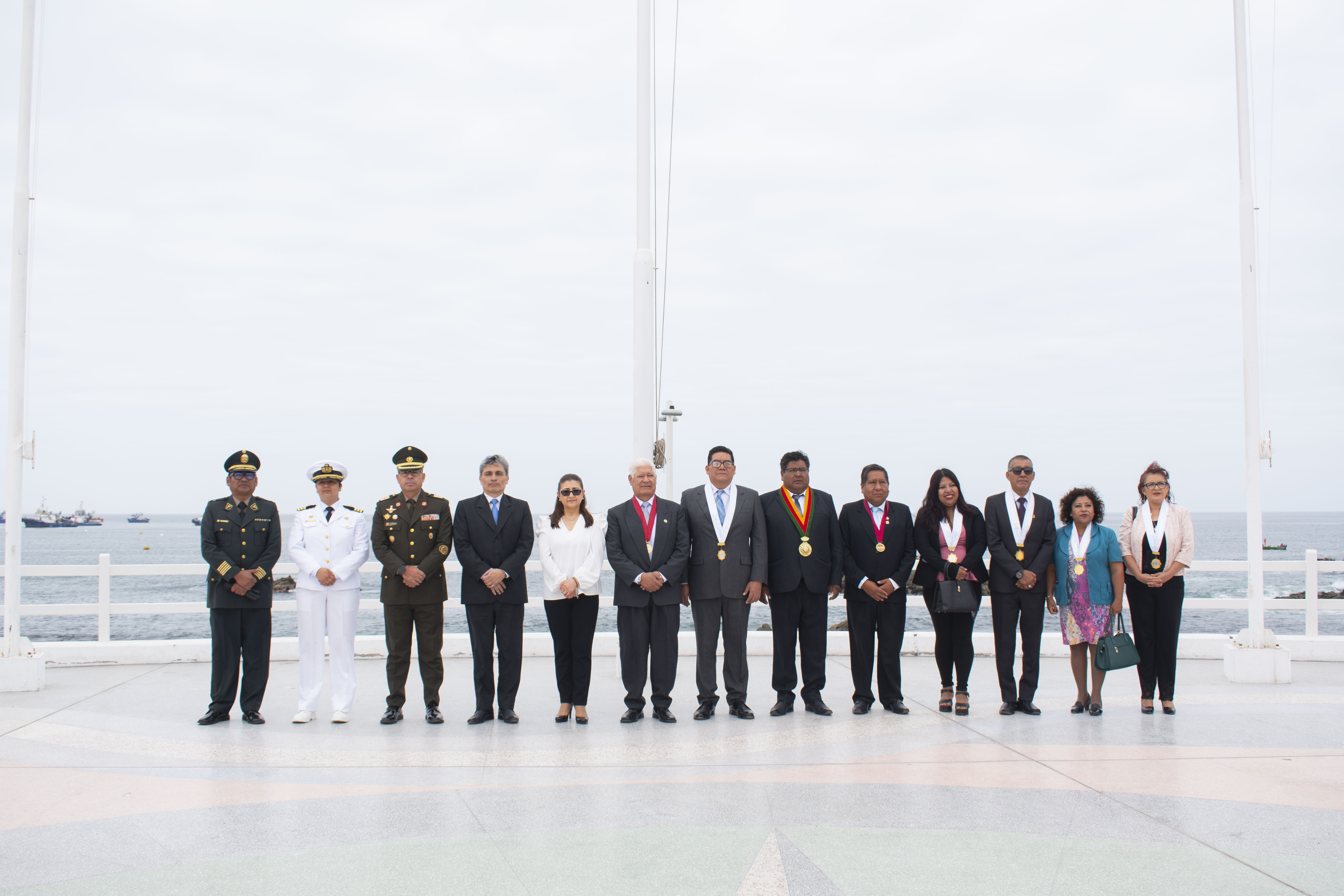 Ceremonia del izamiento del Pabellón Nacional y de la bandera de Ilo en presencia de autoridades locales y del Ministerio de Economía y Finanzas.