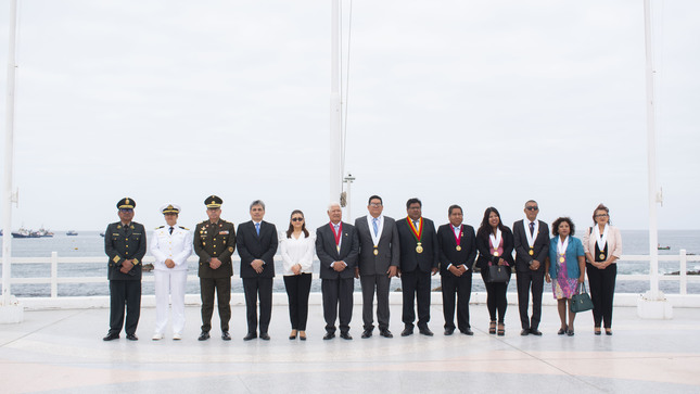 Ceremonia del izamiento del Pabellón Nacional y de la bandera de Ilo en presencia de autoridades locales y del Ministerio de Economía y Finanzas.