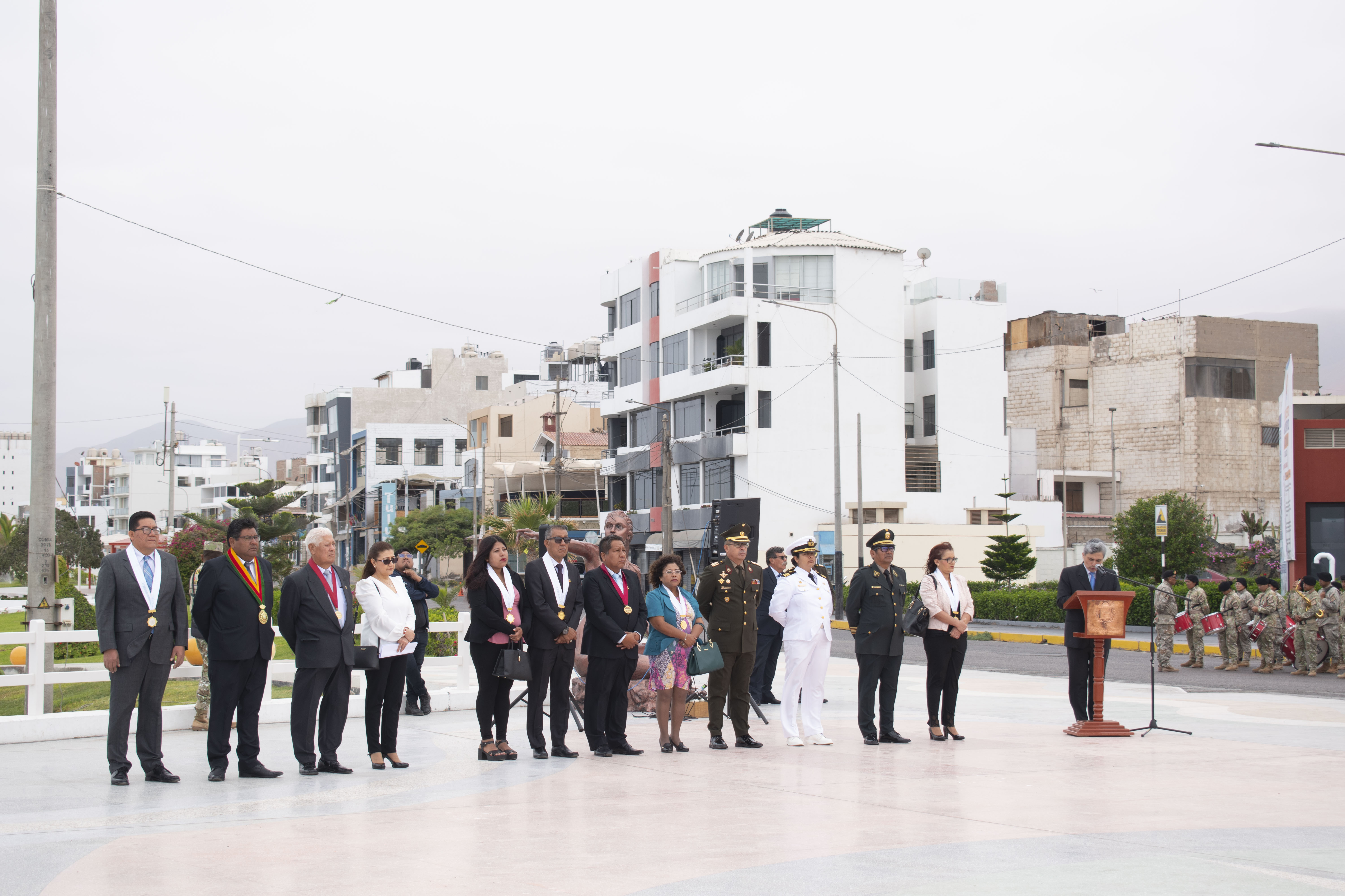 Ceremonia del izamiento del Pabellón Nacional y de la bandera de Ilo en presencia de autoridades locales y del Ministerio de Economía y Finanzas.