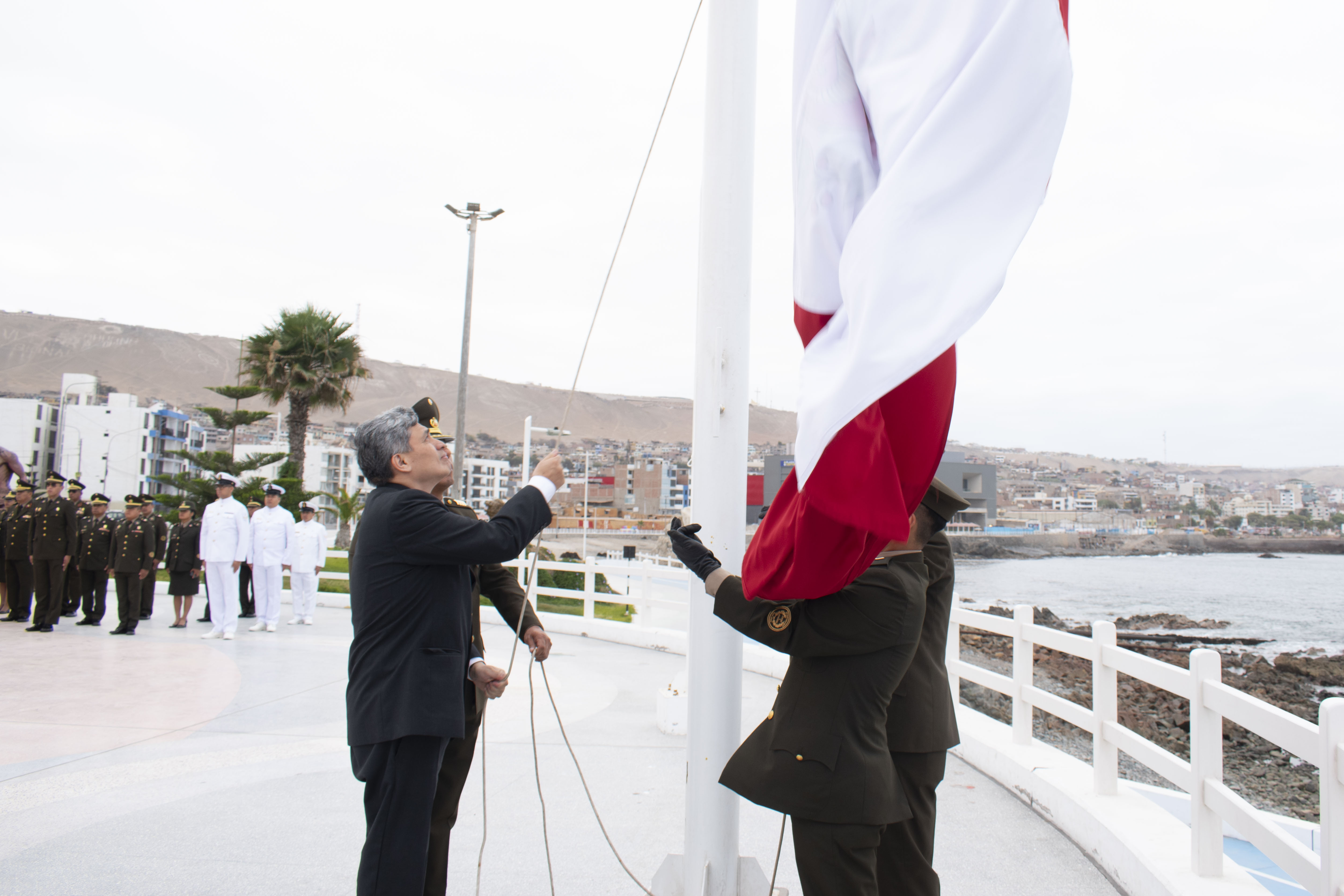 Ceremonia del izamiento del Pabellón Nacional y de la bandera de Ilo en presencia de autoridades locales y del Ministerio de Economía y Finanzas.