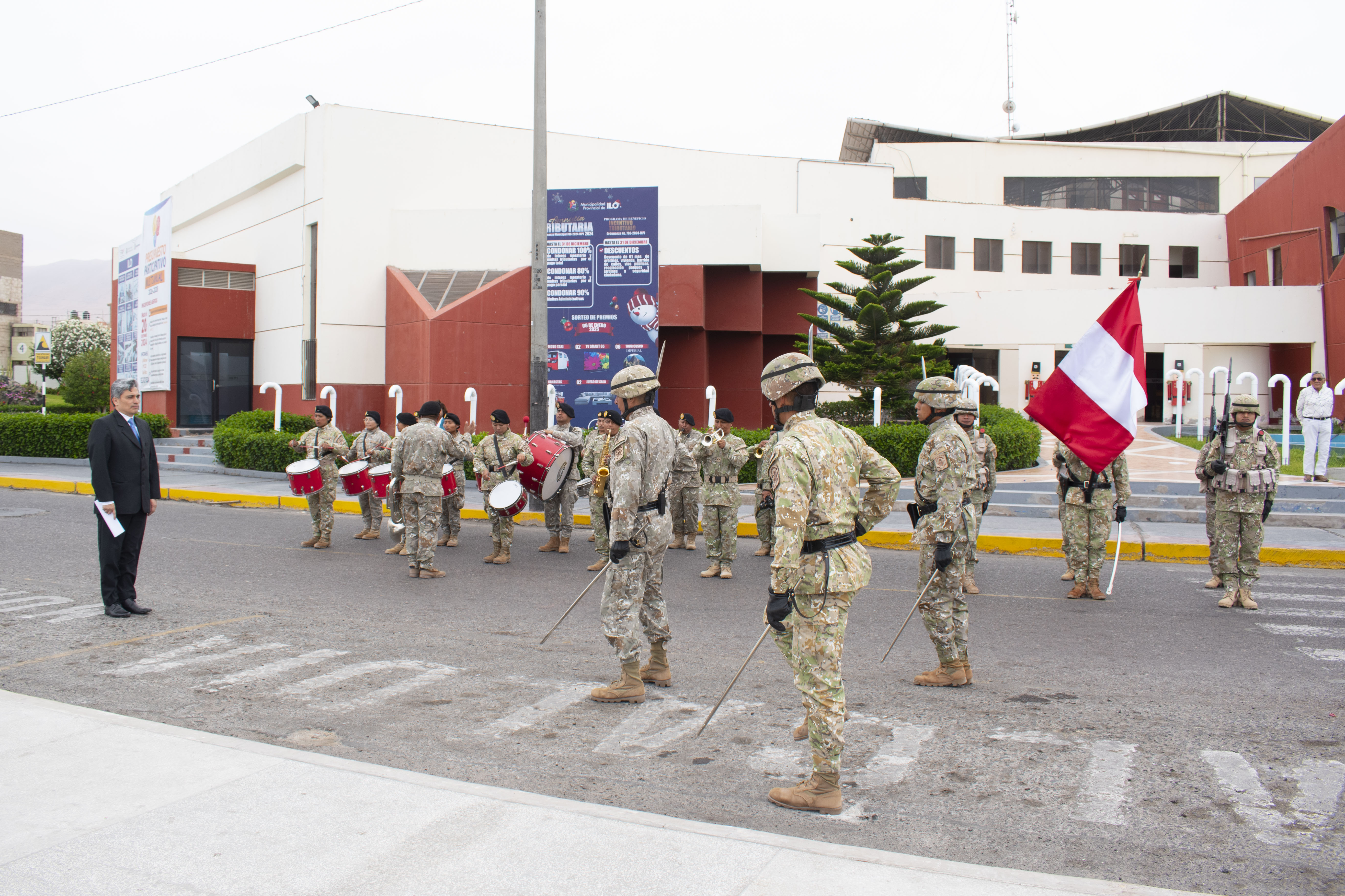 Ceremonia del izamiento del Pabellón Nacional y de la bandera de Ilo en presencia de autoridades locales y del Ministerio de Economía y Finanzas.