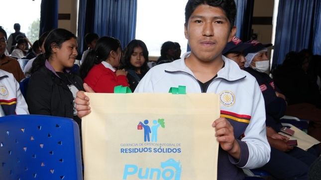 Municipalidad de Puno realiza capacitación en segregación de residuos sólidos a estudiantes del Colegio de Alto Rendimiento