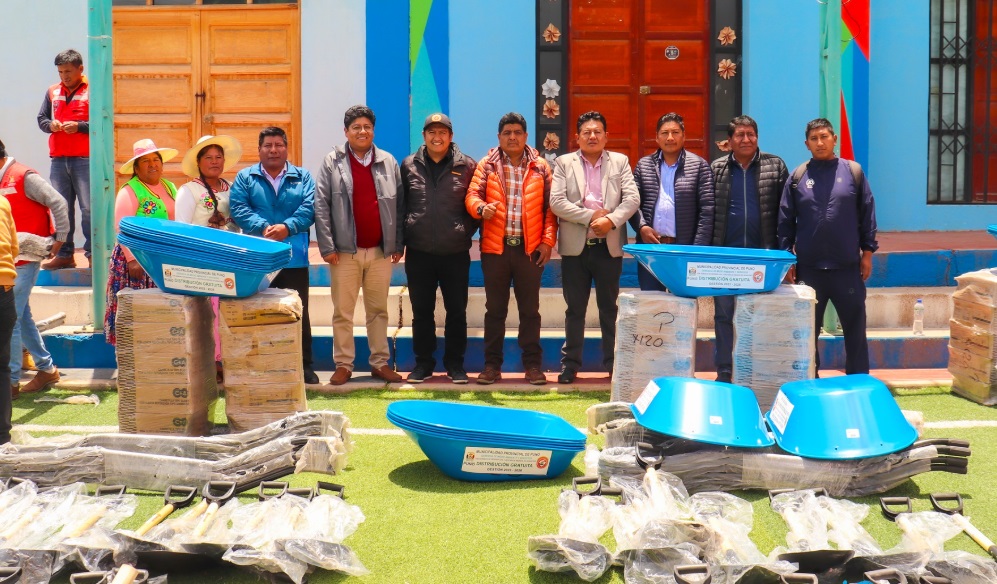 Municipalidad de Puno entrega kit de herramientas de trabajo a los alcaldes de los centros poblados