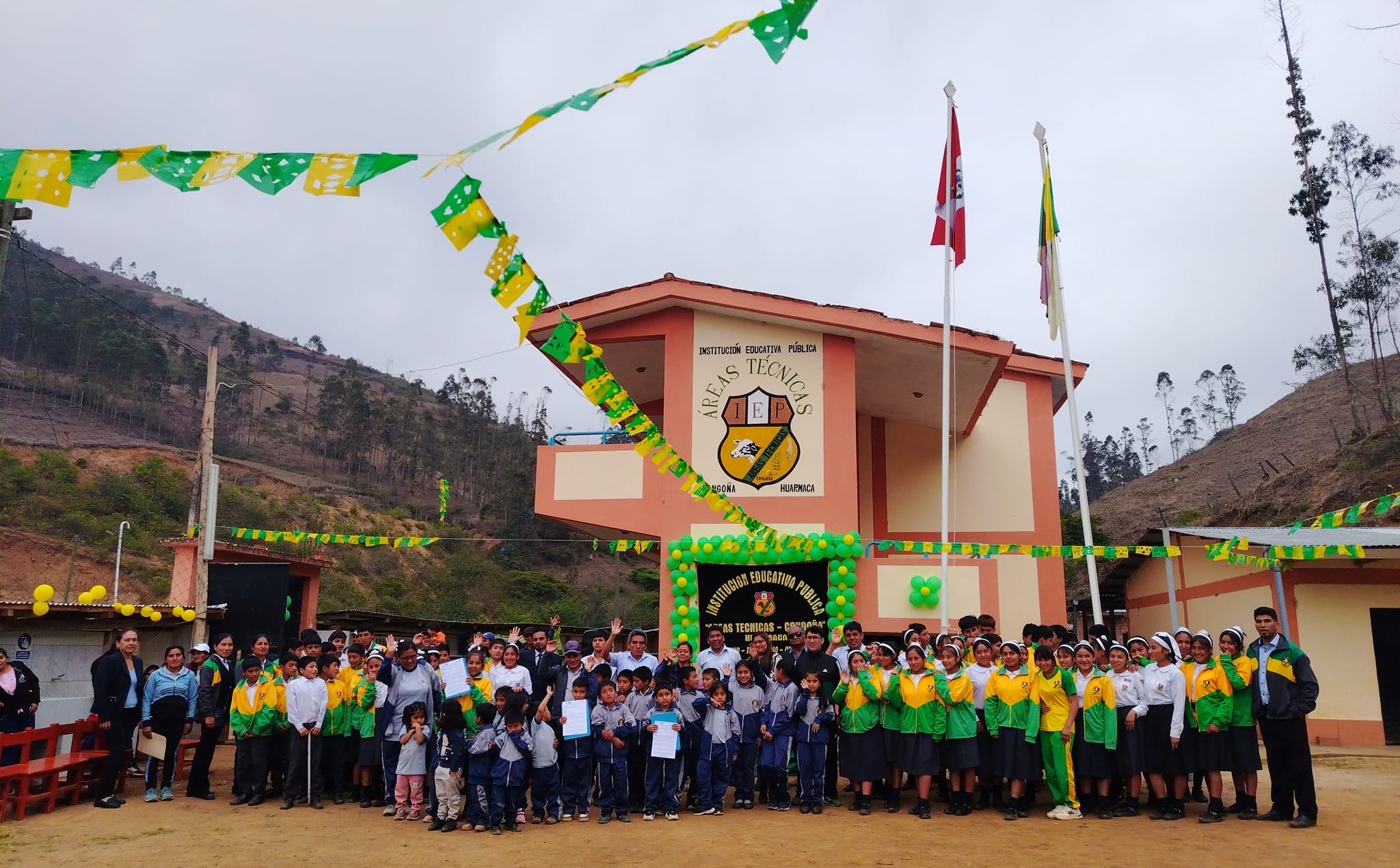 En atención al pedido de la comunidad educativa del caserío Congoña , la UGEL Huarmaca realizó la fusión de los tres niveles educativos (inicial primaria y secundaria) los cuáles a partir del 2025 serán una sola I.E. con la única denominación de Áreas Técnicas.
🤝Es así que, el director de la UGEL Huarmaca, Edi Mío Suyón llegó hasta el caserío Congoña y - en acto público - formalizó la entrega de la Resolución Directoral que aprueba fusionar los tres niveles educativos.
Durante su discurso, Mío Suyón remarcó la importancia de hacer un trabajo constante pero sobre todo coordinado en bien de los educandos, agregó que tras la fusión vienen compromisos más grandes que deben asumir docentes, estudiantes y padres de familia.
Por su parte, los directores de secundaria e inicial y primaria, expresaron la satisfacción de estos logros, hecho que también fue resaltado por los padres de familia, pues con ello aspiran a hacer gestiones ante otras instancias con miras a tener una moderna infraestructura para los tres niveles.