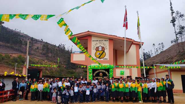 En atención al pedido de la comunidad educativa del caserío Congoña , la UGEL Huarmaca realizó la fusión de los tres niveles educativos (inicial primaria y secundaria) los cuáles a partir del 2025 serán una sola I.E. con la única denominación de Áreas Técnicas.
🤝Es así que, el director de la UGEL Huarmaca, Edi Mío Suyón llegó hasta el caserío Congoña y - en acto público - formalizó la entrega de la Resolución Directoral que aprueba fusionar los tres niveles educativos.
Durante su discurso, Mío Suyón remarcó la importancia de hacer un trabajo constante pero sobre todo coordinado en bien de los educandos, agregó que tras la fusión vienen compromisos más grandes que deben asumir docentes, estudiantes y padres de familia.
Por su parte, los directores de secundaria e inicial y primaria, expresaron la satisfacción de estos logros, hecho que también fue resaltado por los padres de familia, pues con ello aspiran a hacer gestiones ante otras instancias con miras a tener una moderna infraestructura para los tres niveles.