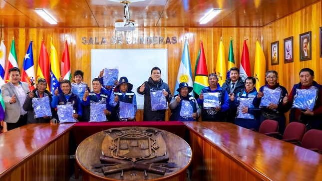 Alcalde de Puno Javier Ponce entrega indumentaria a trabajadores del SITRALUC