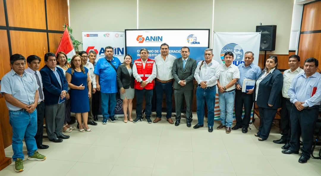 Con el objetivo de garantizar la calidad de la educación en la región, el Gobierno Regional de Piura y la Autoridad Nacional de Infraestructura (ANIN) firmaron hoy un importante convenio de cooperación. Este acuerdo permitirá asegurar el adecuado mantenimiento de la infraestructura educativa construida con fondos de la ANIN.
Gracias a esta alianza estratégica, se beneficiarán miles de estudiantes piuranos, quienes podrán estudiar en ambientes escolares más seguros y adecuados. Además, se fortalecerá la coordinación entre ambas instituciones para optimizar los recursos y lograr una gestión más eficiente de los activos.
El gobernador regional de Piura, Sr. Luis Ernesto Neyra León, expresó su satisfacción por este logro, destacando que "este convenio es un paso fundamental para mejorar la calidad educativa en nuestra región. Con esta alianza, estamos garantizando que nuestros estudiantes cuenten con las mejores condiciones para aprender y desarrollarse".
Por su parte, el jefe de la Autoridad Nacional de Infraestructura, Sr. Hernán Yaipén Aréstegui, resaltó la importancia de trabajar de manera conjunta con los gobiernos regionales para asegurar el desarrollo de la infraestructura en todo el país. "Este convenio es un ejemplo de cómo la cooperación interinstitucional puede generar resultados positivos para la población", afirmó.Con este convenio, el Gobierno Regional de Piura reafirma su compromiso de brindar una educación de calidad a todos los piuranos. La ANIN, por su parte, continúa trabajando para mejorar la infraestructura del país y garantizar el bienestar de la población.
"Esta alianza entre la ANIN y el Gobierno Regional de Piura es un ejemplo de cómo, trabajando juntos, podemos lograr grandes avances para nuestra región. La educación es una prioridad para todos nosotros, y este convenio nos permitirá ofrecer mejores oportunidades a nuestros jóvenes", manifestó el director de Educación, Wilmer Charly Gonzales Rojas, durante su intervención.