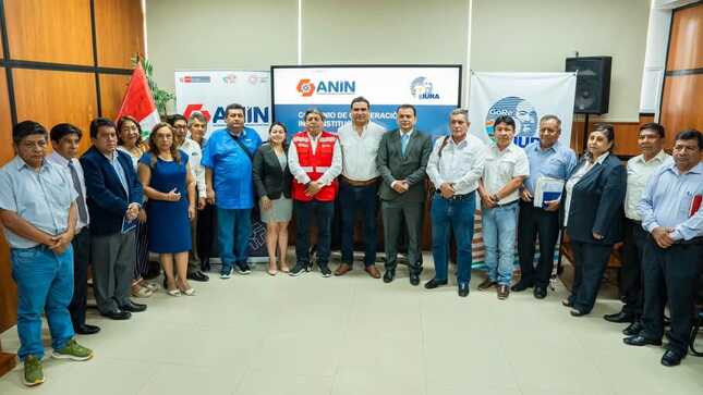 Con el objetivo de garantizar la calidad de la educación en la región, el Gobierno Regional de Piura y la Autoridad Nacional de Infraestructura (ANIN) firmaron hoy un importante convenio de cooperación. Este acuerdo permitirá asegurar el adecuado mantenimiento de la infraestructura educativa construida con fondos de la ANIN.
Gracias a esta alianza estratégica, se beneficiarán miles de estudiantes piuranos, quienes podrán estudiar en ambientes escolares más seguros y adecuados. Además, se fortalecerá la coordinación entre ambas instituciones para optimizar los recursos y lograr una gestión más eficiente de los activos.
El gobernador regional de Piura, Sr. Luis Ernesto Neyra León, expresó su satisfacción por este logro, destacando que "este convenio es un paso fundamental para mejorar la calidad educativa en nuestra región. Con esta alianza, estamos garantizando que nuestros estudiantes cuenten con las mejores condiciones para aprender y desarrollarse".
Por su parte, el jefe de la Autoridad Nacional de Infraestructura, Sr. Hernán Yaipén Aréstegui, resaltó la importancia de trabajar de manera conjunta con los gobiernos regionales para asegurar el desarrollo de la infraestructura en todo el país. "Este convenio es un ejemplo de cómo la cooperación interinstitucional puede generar resultados positivos para la población", afirmó.Con este convenio, el Gobierno Regional de Piura reafirma su compromiso de brindar una educación de calidad a todos los piuranos. La ANIN, por su parte, continúa trabajando para mejorar la infraestructura del país y garantizar el bienestar de la población.
"Esta alianza entre la ANIN y el Gobierno Regional de Piura es un ejemplo de cómo, trabajando juntos, podemos lograr grandes avances para nuestra región. La educación es una prioridad para todos nosotros, y este convenio nos permitirá ofrecer mejores oportunidades a nuestros jóvenes", manifestó el director de Educación, Wilmer Charly Gonzales Rojas, durante su intervención.