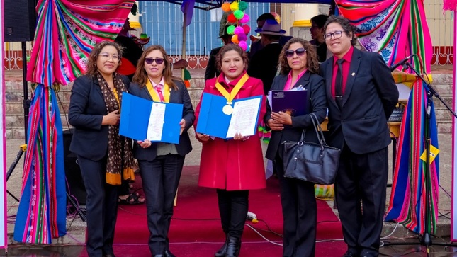 Municipalidad de Puno participa en el VIII Festival pasarela de trajes típicos en el marco del 70° aniversario de la ESFA Puno