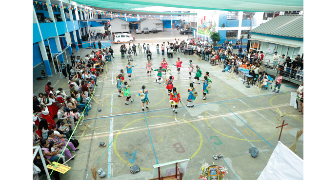 Esta mañana, nuestro alcalde Richard Soria estuvo presente en el 1er Festival de Danzas Kullayky Tusuy Perú, organizado por la I.E. Mariscal Andrés A. Cáceres.
Felicitamos a los talentosos alumnos de secundaria de este prestigioso centro educativo por su destacada participación y compromiso con nuestras tradiciones culturales.