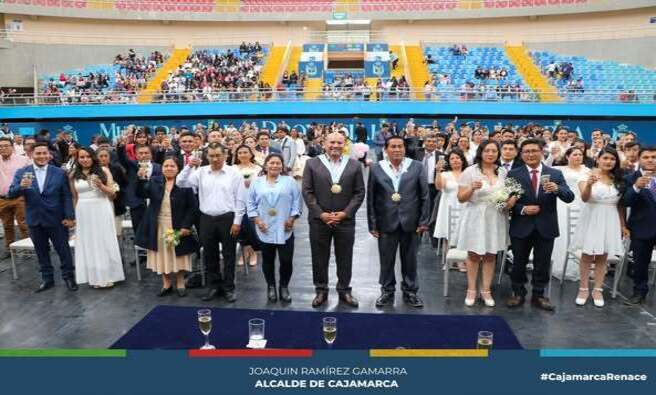 La Municipalidad Provincial de Cajamarca, a través de la Subgerencia de Registro Civil, celebró con gran emoción el segundo Matrimonio Civil Comunitario del 2024. El evento, realizado en el emblemático complejo del coliseo Qhapaq Ñan, fue presidido por el alcalde provincial, Joaquín Ramírez Gamarra, quien unió a 55 parejas en una ceremonia llena de amor y esperanza.
➡️ Un nuevo capítulo para estas parejas que comienzan juntos esta hermosa etapa de sus vidas.