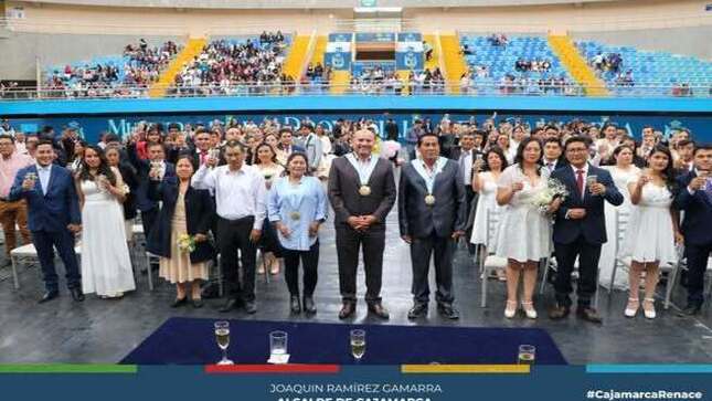 La Municipalidad Provincial de Cajamarca, a través de la Subgerencia de Registro Civil, celebró con gran emoción el segundo Matrimonio Civil Comunitario del 2024. El evento, realizado en el emblemático complejo del coliseo Qhapaq Ñan, fue presidido por el alcalde provincial, Joaquín Ramírez Gamarra, quien unió a 55 parejas en una ceremonia llena de amor y esperanza.
➡️ Un nuevo capítulo para estas parejas que comienzan juntos esta hermosa etapa de sus vidas.