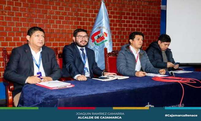 La Gerencia de Transporte y Seguridad Vial de la Municipalidad Provincial de Cajamarca ha sido reconocida por su eficiente gestión en la emisión de licencias de conducir Clase B, destacando un avance significativo en los procesos administrativos y operativos. Durante una reciente visita técnica de funcionarios del Ministerio de Transportes y Comunicaciones (MTC), se verificó el cumplimiento del 100% en los centros de evaluación de conocimientos y habilidades, lo que refleja el compromiso de la comuna con la mejora de los servicios de transporte.🚦
Además, los especialistas del MTC, encabezados por Ing. Alexis Torres Ríos y Abg. Manuel Izaguirre Páucar, elogiaron la disposición del alcalde Joaquín Ramírez Gamarra para habilitar un nuevo terreno destinado a un circuito de evaluación de manejo. La visita también incluyó una charla sobre la “Integración de Licencias de Conducir Clase B”, que reunió a funcionarios y alcaldes de las 13 provincias de Cajamarca, reforzando así la labor de concientización y seguridad vial en la región.🚖