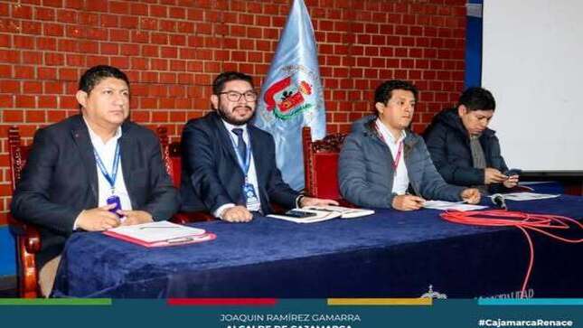 La Gerencia de Transporte y Seguridad Vial de la Municipalidad Provincial de Cajamarca ha sido reconocida por su eficiente gestión en la emisión de licencias de conducir Clase B, destacando un avance significativo en los procesos administrativos y operativos. Durante una reciente visita técnica de funcionarios del Ministerio de Transportes y Comunicaciones (MTC), se verificó el cumplimiento del 100% en los centros de evaluación de conocimientos y habilidades, lo que refleja el compromiso de la comuna con la mejora de los servicios de transporte.🚦
Además, los especialistas del MTC, encabezados por Ing. Alexis Torres Ríos y Abg. Manuel Izaguirre Páucar, elogiaron la disposición del alcalde Joaquín Ramírez Gamarra para habilitar un nuevo terreno destinado a un circuito de evaluación de manejo. La visita también incluyó una charla sobre la “Integración de Licencias de Conducir Clase B”, que reunió a funcionarios y alcaldes de las 13 provincias de Cajamarca, reforzando así la labor de concientización y seguridad vial en la región.🚖
