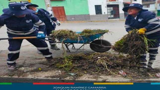 La Gerencia de Desarrollo Ambiental, junto al equipo de limpieza pública de la Municipalidad Provincial de Cajamarca, realizó una jornada de limpieza integral en las principales avenidas de la ciudad. Con tareas de deshierbo y limpieza de canales, se contribuye al embellecimiento y cuidado del entorno urbano. ¡Un esfuerzo que impacta directamente en el bienestar de todos!. 🌿🚮