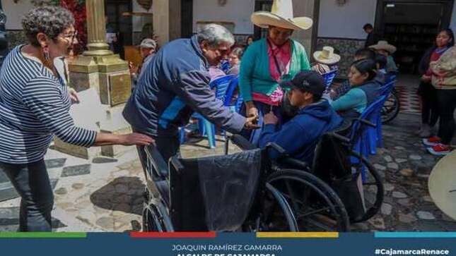 Con el objetivo de mejorar la calidad de vida de las familias más necesitadas, la Municipalidad Provincial de Cajamarca entregó sillas de ruedas, alimentos y medicamentos a personas en situación de vulnerabilidad.
Esta importante acción, liderada por la Gerencia de Desarrollo Social, reafirma nuestro compromiso con el bienestar de nuestra comunidad y la construcción de una sociedad más inclusiva y solidaria. Seguimos trabajando para llevar esperanza y apoyo a quienes más lo requieren.🙌 
¡Con Joaquin Ramírez, Cajamarca Renace!💪 