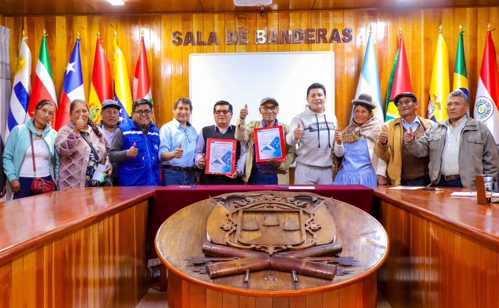Alcalde Javier Ponce roque entrega expediente técnico para el sistema de agua potable en Huerta Huaraya