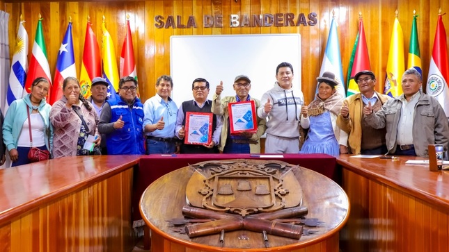 Alcalde Javier Ponce roque entrega expediente técnico para el sistema de agua potable en Huerta Huaraya
