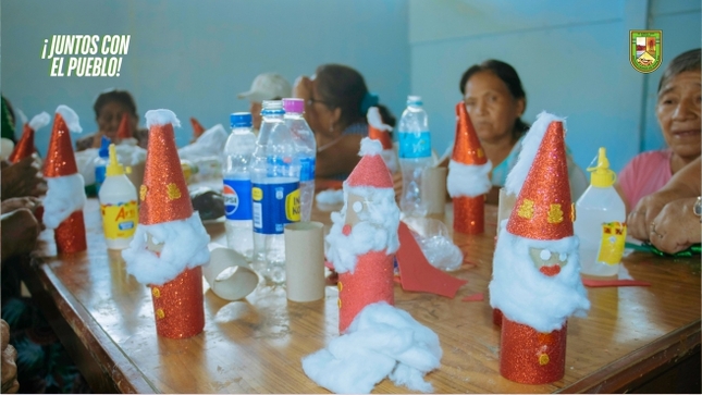 Foto Adultos mayores brillan en taller de manualidades