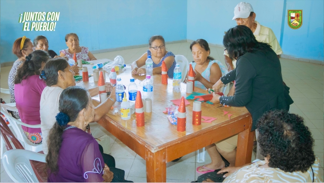 Foto Adultos mayores brillan en taller de manualidades